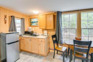 Η κουζίνα ή μικρή κουζίνα στο Cozy Brownville Cabin 2 Mi to Schoodic Lake!