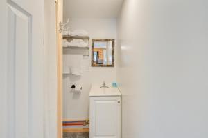 Φωτογραφία από το άλμπουμ του Cozy Brownville Cabin 2 Mi to Schoodic Lake! σε Brownville