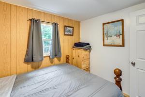 Ένα ή περισσότερα κρεβάτια σε δωμάτιο στο Cozy Brownville Cabin 2 Mi to Schoodic Lake!