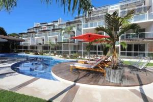 ein Hotel mit Palme und Swimmingpool in der Unterkunft Penthouse with Beach Acces and Golf course in Akumal