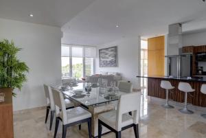 eine Küche und ein Esszimmer mit Tisch und Stühlen in der Unterkunft Penthouse with Beach Acces and Golf course in Akumal