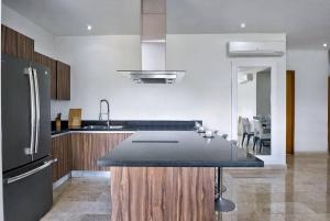 תמונה מהגלריה של Penthouse with Beach Acces and Golf course באקומל +11 תמונות