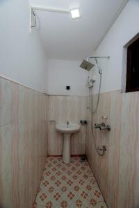 un bagno con wc, lavandino e doccia di Beach Prime Time Hotel a Unawatuna