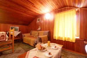 una stanza con un letto e un tavolo in una stanza di Testa Grigia a Champoluc