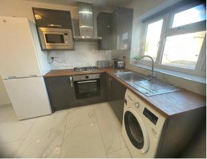 Newly built modern flat with free parking close to London Luton airport and L&D hospital的厨房或小厨房