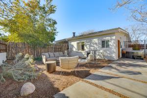 Κήπος έξω από το 3 Mi to Downtown - Condo with Hot Tub in Santa Fe!