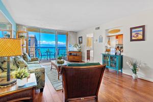 Una sala de estar con vista al mar. en Royal Kahana 1015, en Kahana