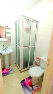 een badkamer met toilet en wastafel bij Appartement à louer par jour in Tanger