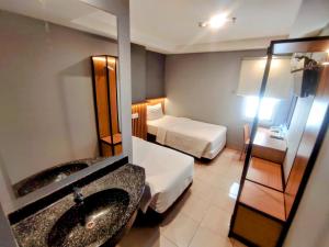 Studio One Thamrin Hotel 객실 침대
