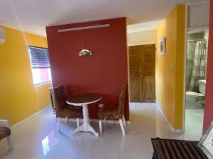 Baðherbergi á Sunset condos getaway In Ocho Rios