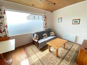 Ruang duduk di Motel style Unit in the Heart of Collingwood
