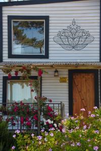 a house with flowers in front of a door at CastefadelDiablo in Punta Del Diablo