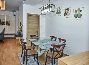 阿克拉iFORA Homes- Stylish 3 Bedroom Condo near A&C Mall的一间配备有蓝色桌子和椅子的用餐室