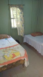 Un pat sau paturi într-o cameră la Hotel LomaVista