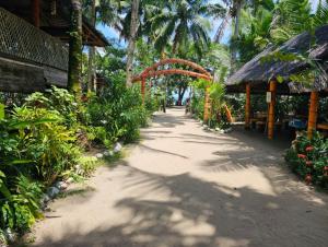 a dirt path with a pathwayngthngthngthngthngthngthngthngthngthngth at Big BamBoo Beach Resort Sipalay in Sipalay