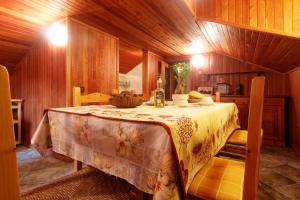 una sala da pranzo con tavolo e tavolo di Testa Grigia a Champoluc