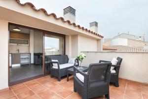 a patio with chairs and a table on a balcony at Matarolux 1 in Mataró +18 photos