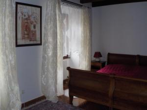 1 dormitorio con 1 cama y una ventana con cortinas en Hotel Kriváň en Kysucké Nové Mesto