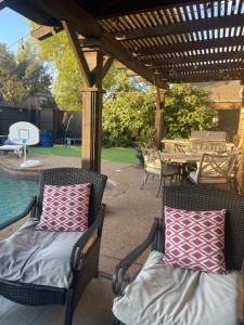 Πισίνα στο ή κοντά στο Luxurious 5-Bed home or villa with Pool, Jacuzzi, Media Room, Grill and large kitchen