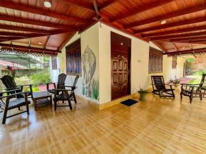 Patio nebo venkovní prostory v ubytování Damith Tourist Inn