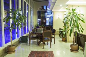 ein Restaurant mit einem Tisch, Stühlen und Pflanzen in der Unterkunft Baron Hotel & Spa in Istanbul