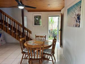 ein Esszimmer mit einem Holztisch und Stühlen in der Unterkunft 27 Green Valley Drive - Rainbow Beach. Beach Chalet. Pets welcome in Rainbow Beach