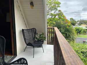ein schwarzer Schaukelstuhl auf einer Veranda in der Unterkunft 27 Green Valley Drive - Rainbow Beach. Beach Chalet. Pets welcome in Rainbow Beach