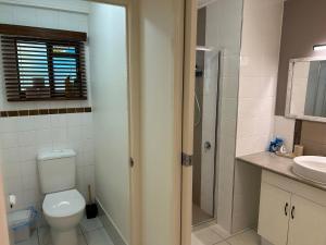 ein Badezimmer mit Toilette, Dusche und Waschbecken in der Unterkunft 27 Green Valley Drive - Rainbow Beach. Beach Chalet. Pets welcome in Rainbow Beach + 5 Fotos