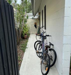 zwei Fahrräder, die an der Seite eines Hauses geparkt sind in der Unterkunft 27 Green Valley Drive - Rainbow Beach. Beach Chalet. Pets welcome in Rainbow Beach