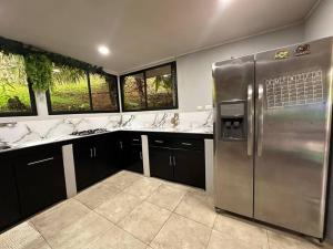 Dapur atau dapur kecil di Casa Escondida- Alojamiento en Quepos