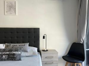 Ένα ή περισσότερα κρεβάτια σε δωμάτιο στο Estudio 43 - Mural Home