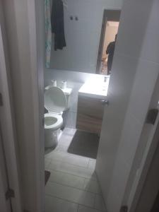 Bilik mandi di Departamento 2 dormitorios 2 baños