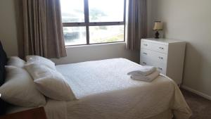 Säng eller sängar i ett rum på Olde Beach Villa