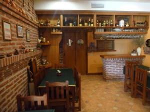 ein Esszimmer mit einem Tisch und einer Bar in der Unterkunft Hosteria del Sur in Villa Gesell + 18 Fotos