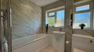 Koupelna v ubytování Maiden Lane, Crawley Spacious 3BR with Private Patio, great for long stays, contractors