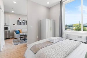 Un dormitorio con una cama grande y una sala de estar. en Waterfront Studio - Near Fishtown and Old City, en Filadelfia