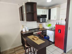 サンティアゴにあるMWC Apartments Compañía 3のキッチン(赤い冷蔵庫、テーブル付)