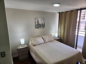 サンティアゴにあるMWC Apartments Compañía 3のベッドルーム1室(ベッド1台付)、2泊分のスタンド(ランプ付)