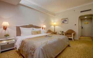 Letto o letti in una camera di Panyu Hotel