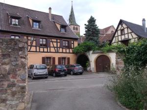 a group of cars parked in front of a building at Studio La Grenouillère in Turckheim