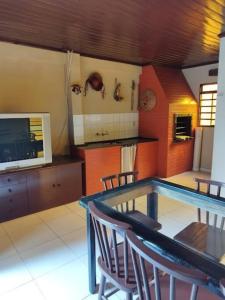Dapur atau dapur kecil di Excelente casa 8km do Centro