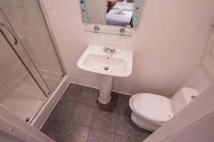 Phòng tắm tại Newham Hotel