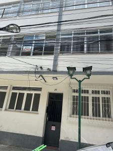 a building with a street light in front of it at Novíssimo apt 1 quarto Centro frente à Prefeitura in Nova Friburgo