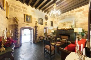 A seating area at Posada Real Castillo del Buen Amor