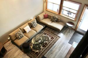 Χώρος καθιστικού στο Modern Cabin-Style Loft in Vail On Shuttle Route