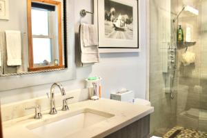 Ένα μπάνιο στο Modern Cabin-Style Loft in Vail On Shuttle Route