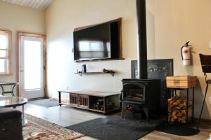 Μια τηλεόραση ή/και κέντρο ψυχαγωγίας στο Modern Cabin-Style Loft in Vail On Shuttle Route