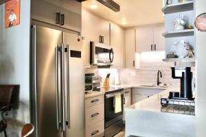 Η κουζίνα ή μικρή κουζίνα στο Modern Cabin-Style Loft in Vail On Shuttle Route
