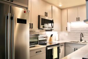 Η κουζίνα ή μικρή κουζίνα στο Modern Cabin-Style Loft in Vail On Shuttle Route