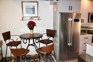 Η κουζίνα ή μικρή κουζίνα στο Modern Cabin-Style Loft in Vail On Shuttle Route